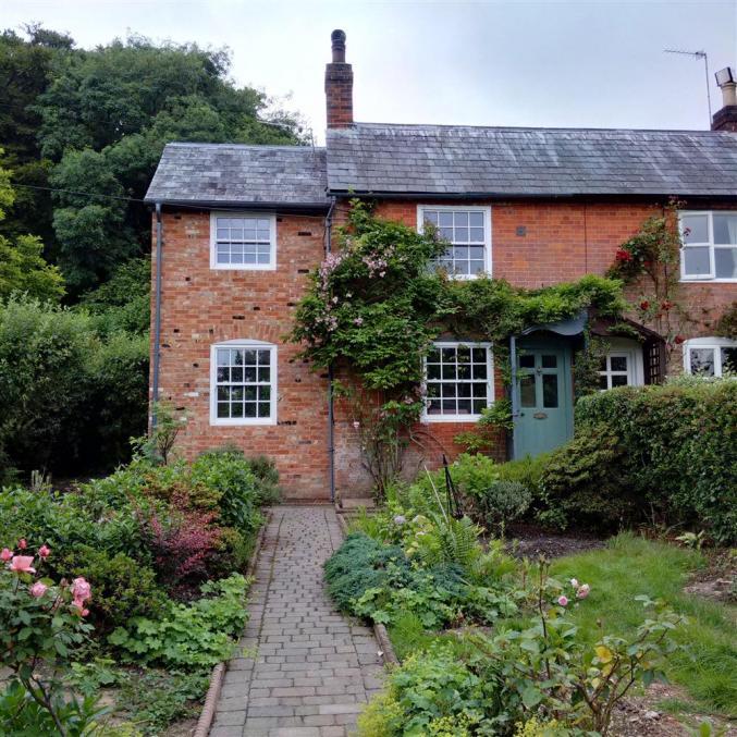 Hampshire Cottage Holidays - Click here for more about Halemede