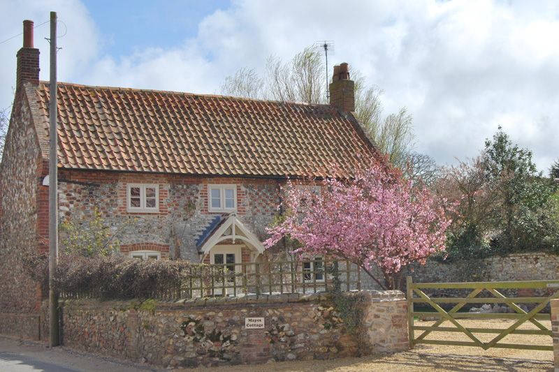 Norfolk Cottage Holidays - Click here for more about Mayes Cottage