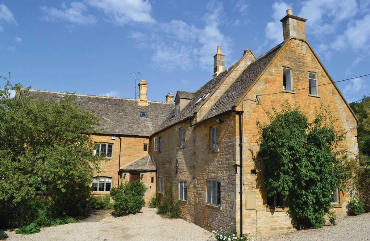 Gloucestershire Cottage Holidays - Click here for more about Oat Hill Farmhouse