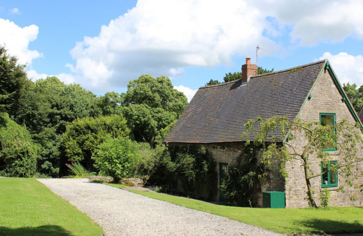 Derbyshire Cottage Holidays - Click here for more about Dovedale Lodge