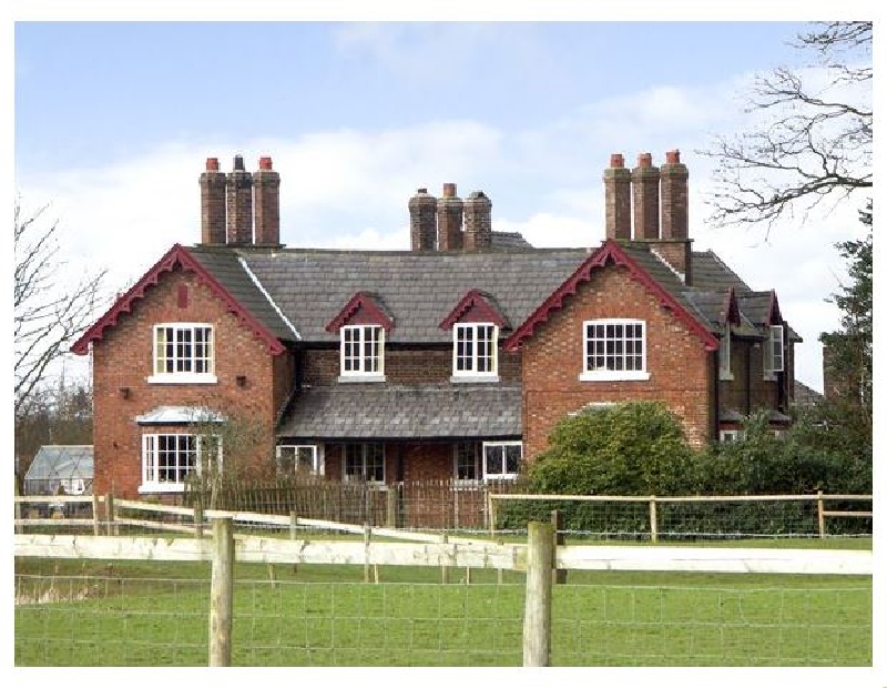 Cheshire Cottage Holidays - Click here for more about Dairy Apartment 1