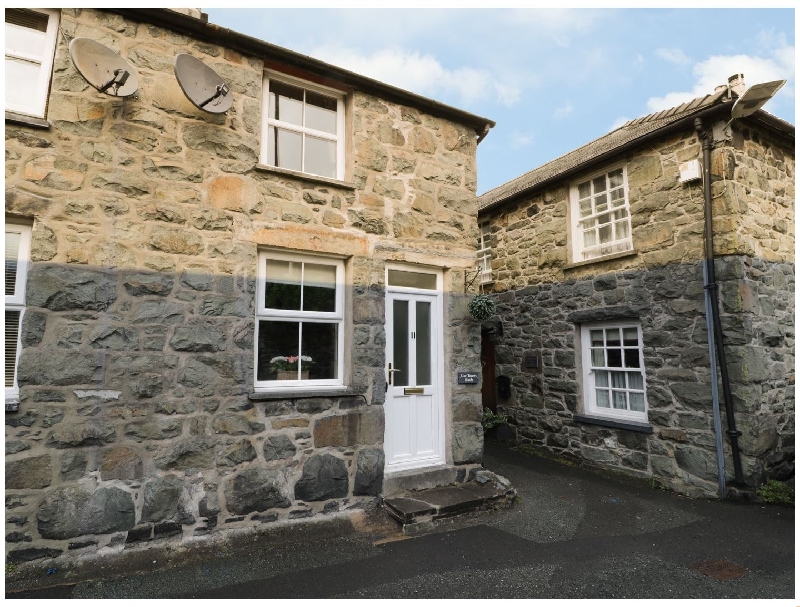 Click here for more about Cae Tanws Bach