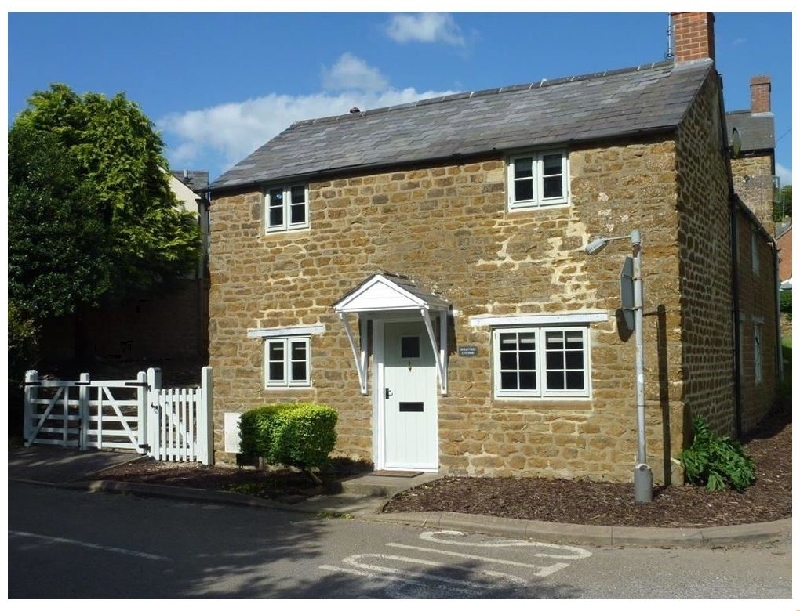 Oxfordshire Cottage Holidays - Click here for more about Hollytree Cottage