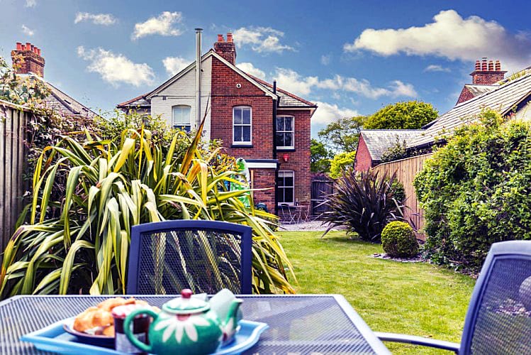 Hampshire Cottage Holidays - Click here for more about Pebble Cottage