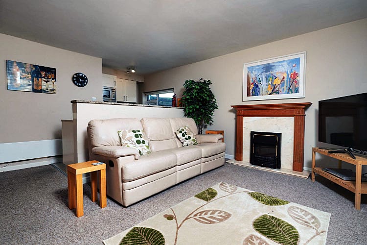 Click here for more about 6 Lee Court