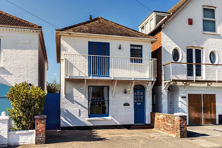 Hampshire Cottage Holidays - Click here for more about Alexandra