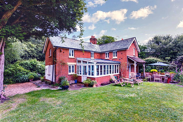 Hampshire Cottage Holidays - Click here for more about Crossroads Cottage