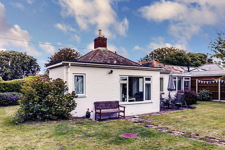 Hampshire Cottage Holidays - Click here for more about Driftwood