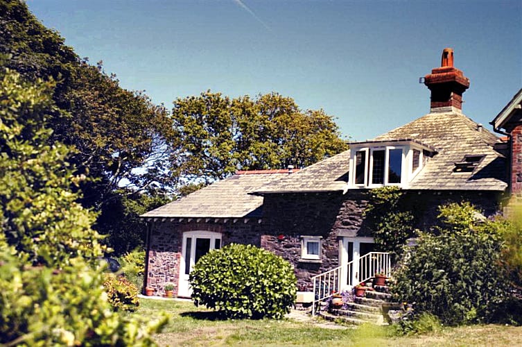 Devon Cottage Holidays - Click here for more about Battery Cottage
