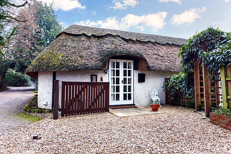 Hampshire Cottage Holidays - Click here for more about Little Cottage