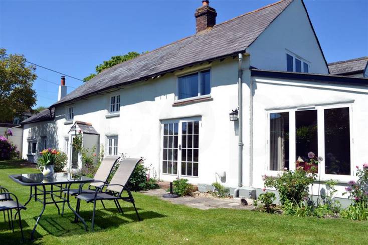 Hampshire Cottage Holidays - Click here for more about Walnut Tree Cottage