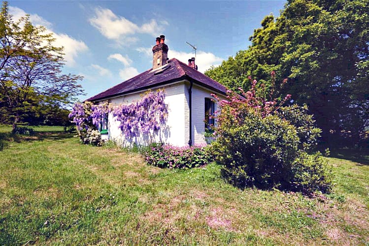 Hampshire Cottage Holidays - Click here for more about Pinns Farm Bungalow